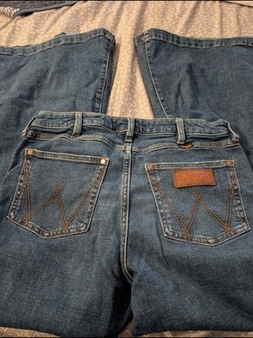 Wrangler Women's Blue Denim Jeans - Classic Back Pocket Design